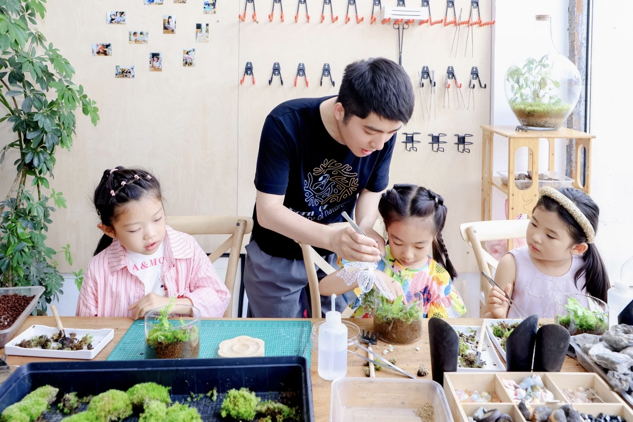 儿童与家长参与生态手作活动